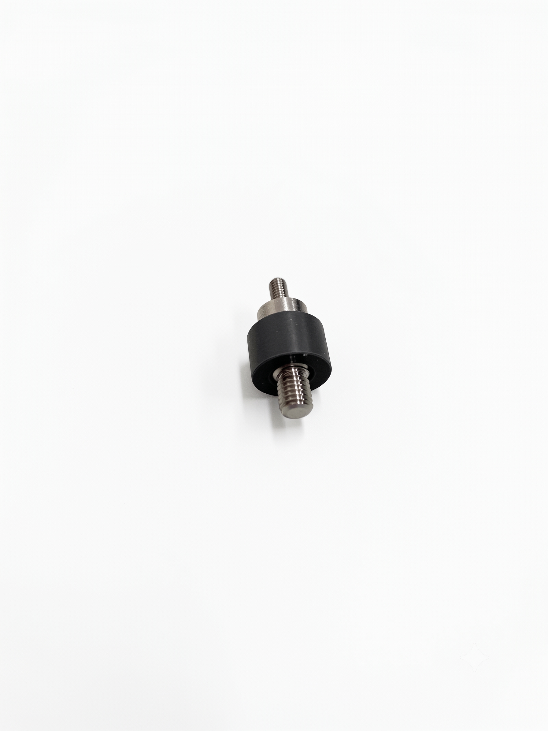 宸軒科技電鍍旋鈕螺心組側視照片，呈現螺紋、金屬件與黑色工程材料結構