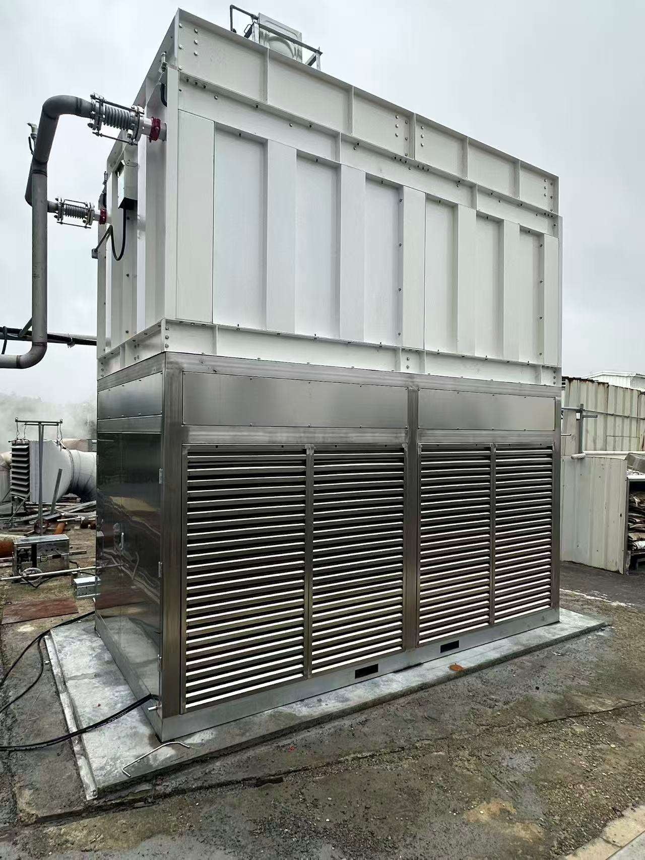 閉式蒸發式乾冷器實機外觀，適用一次側自然冷卻與 Free Cooling 架構