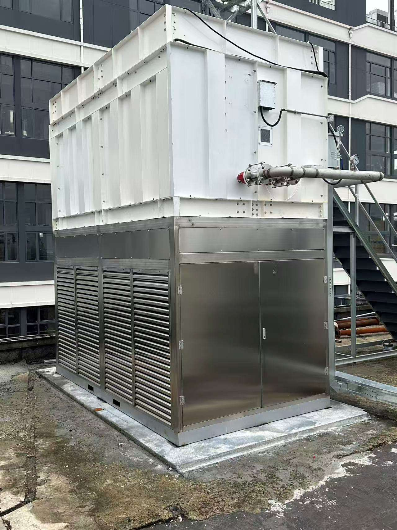 閉式蒸發式乾冷器側面實機照片，呈現現場管路、外氣換熱與維修空間配置